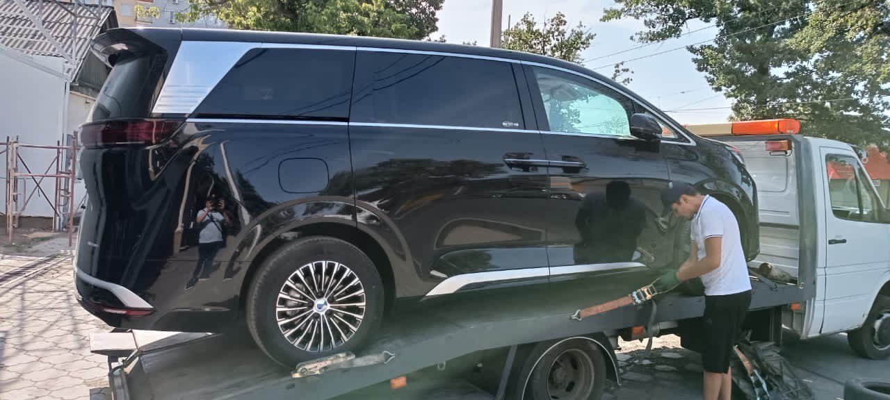 Автомобиль из Китая на эвакуаторе перед отправкой получателю